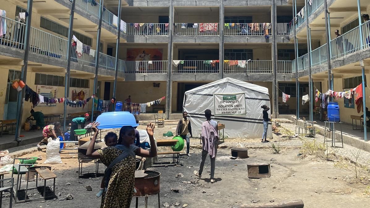 Refugiados en una zona de Mekelle, en Tigré (Etiopía),  afectada por la guerra.