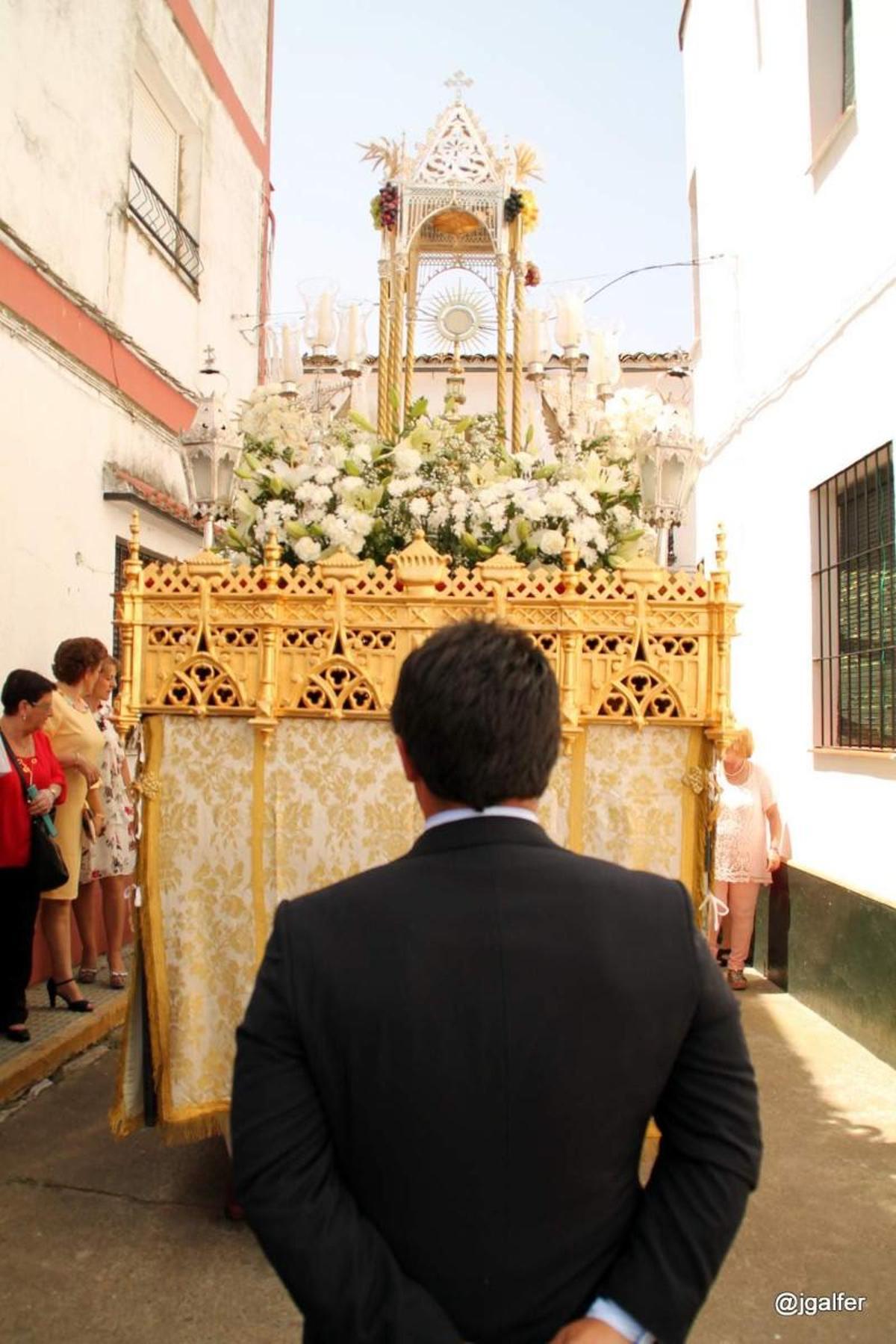 La custodia con el Corpus Christi, durante una pasada edición de la fiesta en Fuentes de León.