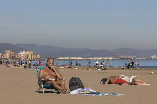 Un 30 de diciembre caluroso llena la playa de la Malvarrosa