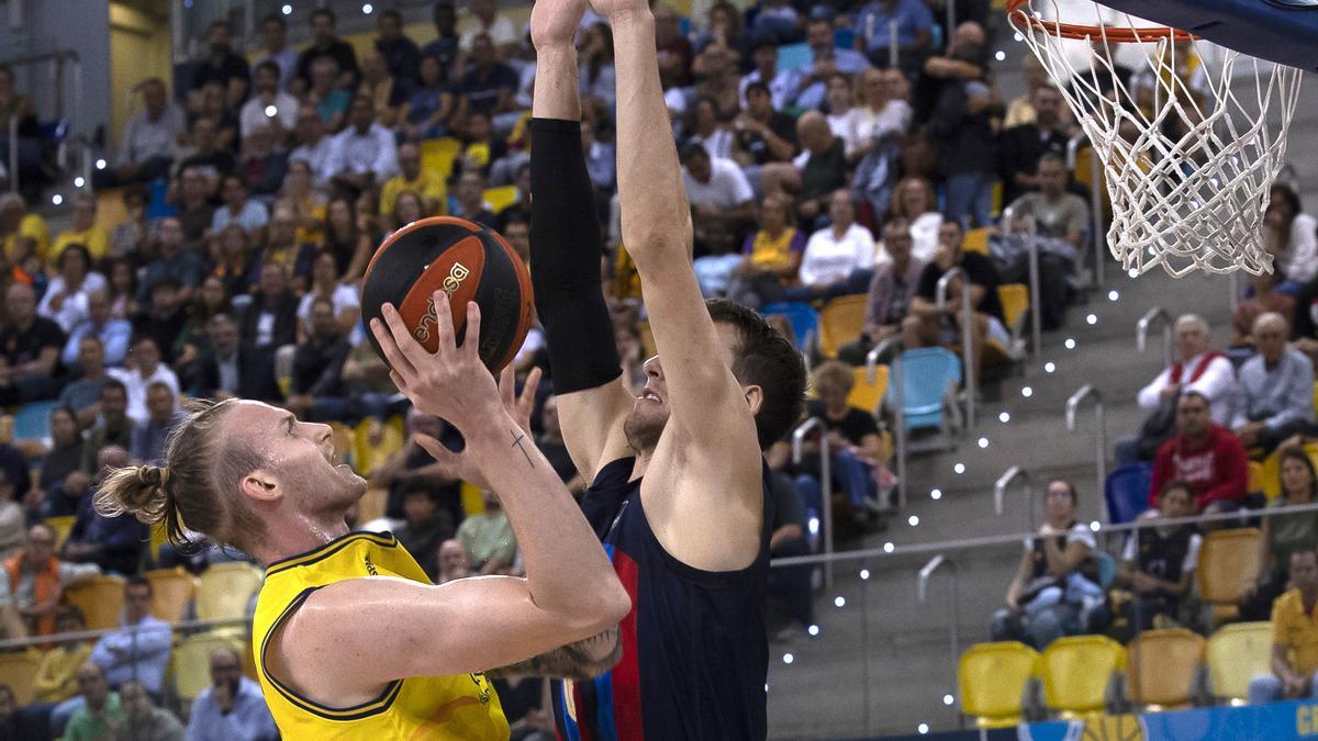 Un momento del partido entre el Gran Canaria y el Barcelona.