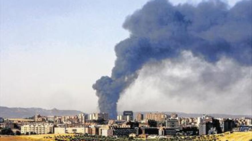 Los bomberos acceden a la nave tras controlar el fuego