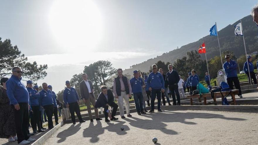 Feijóo juega a la petanca con los vecinos de Tui.