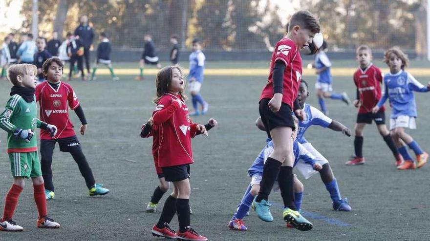Un partido entre jugadores del Cristo da Victoria y La Guía. // Alba Villar
