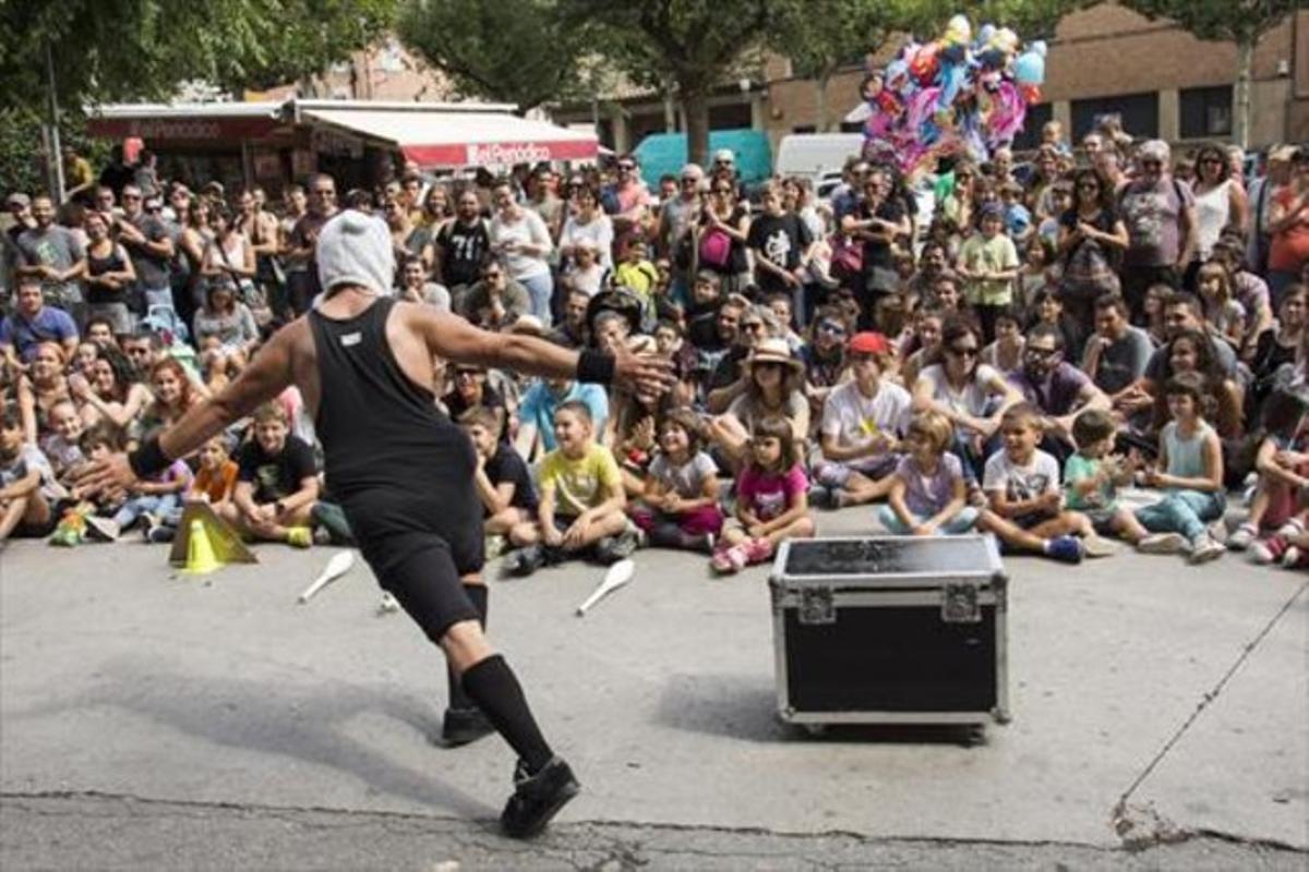 Espectacle de malabarisme a la plaça del Carme, de Tàrrega.