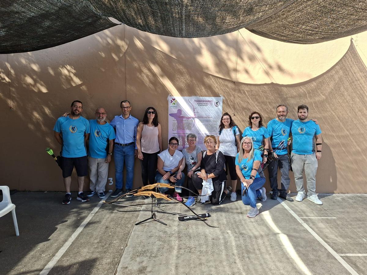 Miembros del Club de Tir Amb Arc y de Anima, con el regidor Ferran Gandia.