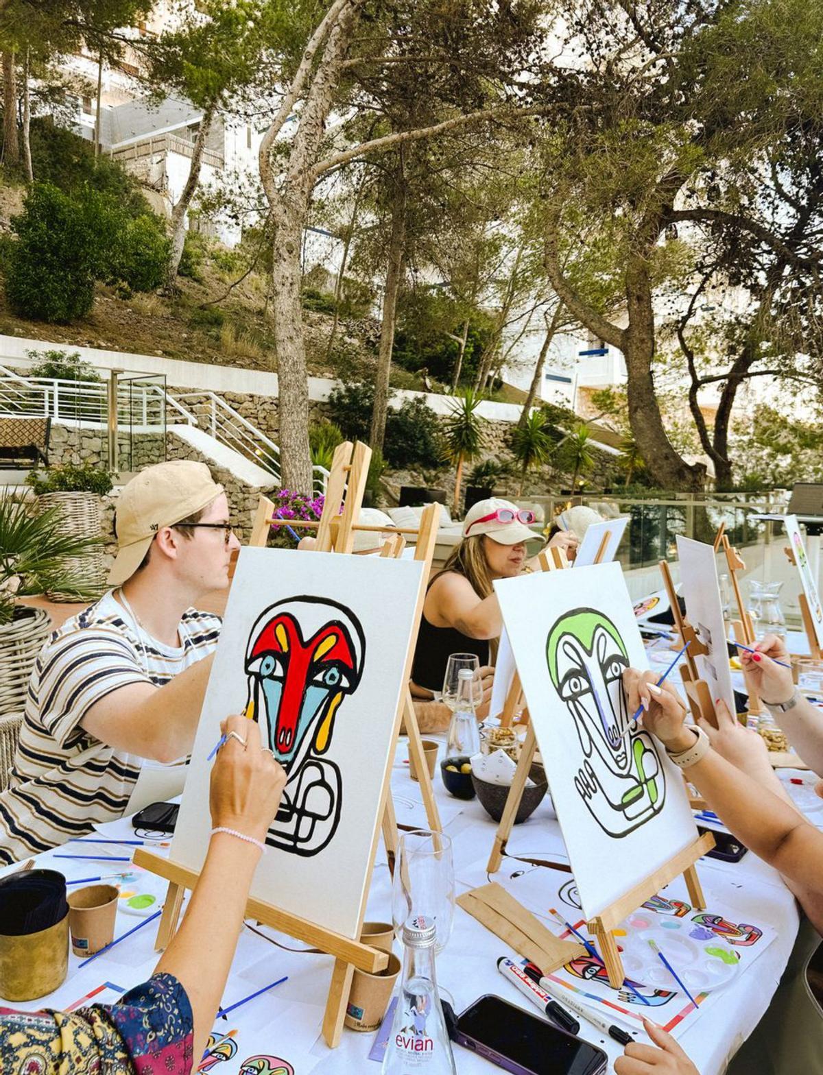 Algunos de los participantes durante el proceso de creación.