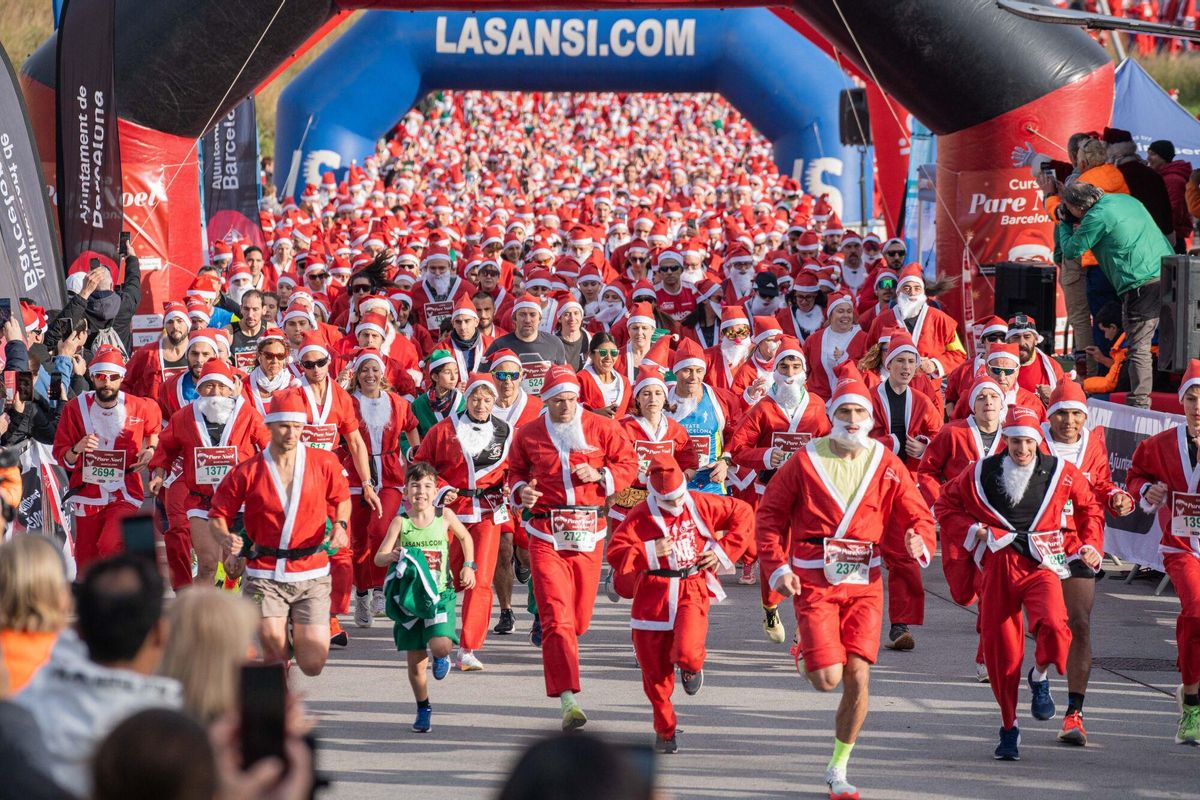 Cientos de Santa Claus corren por Barcelona en la primera Cursa del Pare Noel