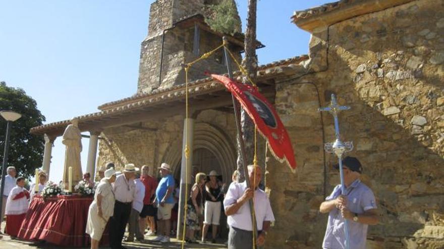 El desfile procesiona por el borde de la carretera.