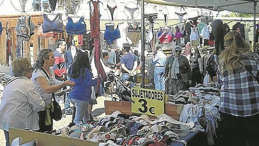 Detenidas cinco mujeres por robar carteras en el mercadillo de Mérida