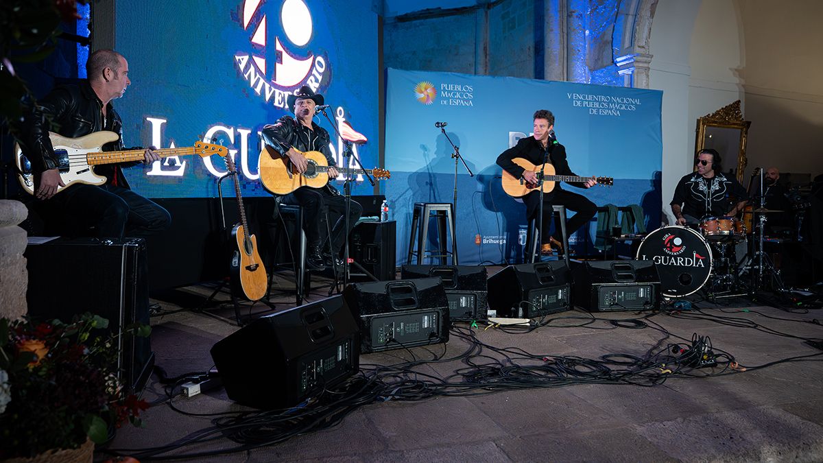 Actuación del grupo La Guardia durante la bienvenida oficial del V Encuentro Nacional de Pueblos Mágicos de España en Brihuega