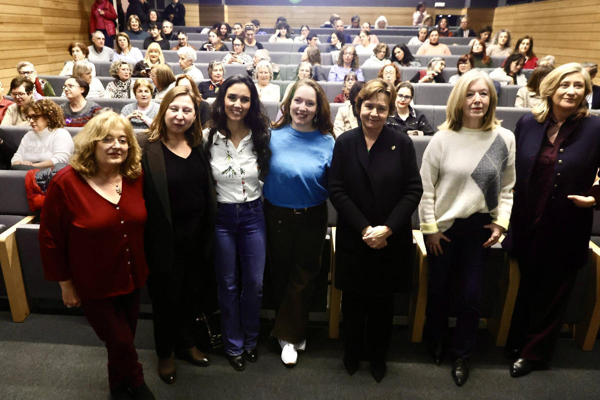 Por la izquierda, Belén Falagán, Goretti Avello, Teresa Lozano, Zúa Méndez, Carmen Moriyón, Adelina Lena y Eva Lázaro, en la charla en la Escuela de Comercio
