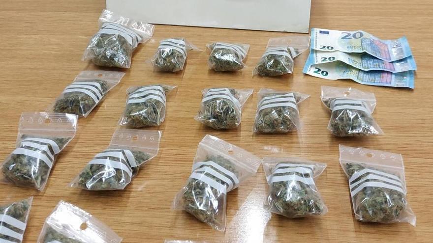 Detenen un home a Olot amb 19 bosses de marihuana