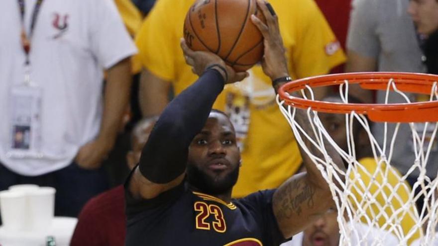 LeBron James fa un llançament a cistella