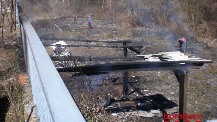 Dos incendis en dues hores cremen barracons a Gironella