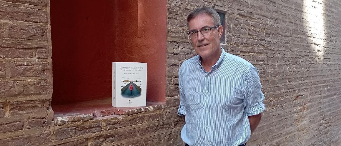 Francisco Morales Lomas, hace unos días en un rincón del Centro de Málaga, con su obra compilada.