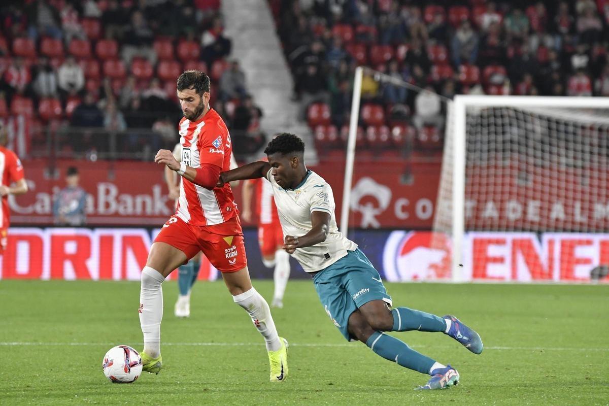Marvel intenta detener a Leo Baptistao en el Almeria Stadium, la pasada temporada.