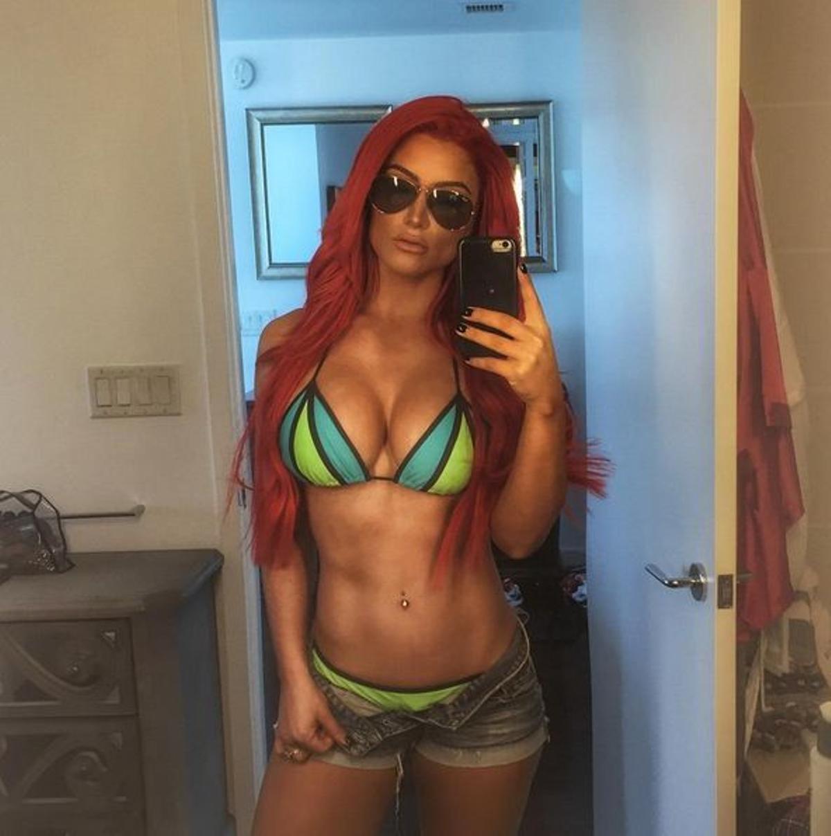 Natalia Eva Marie selfies en el espejo