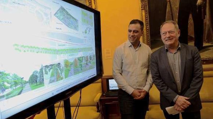 Olmo Ron y Aurelio Martín posan junto a una pantalla con la infografía de la propuesta para el parque de Isabel la Católica.