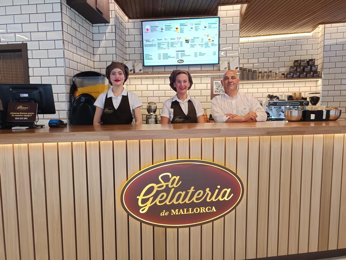 Gori Ferrer con dos de sus empleadas