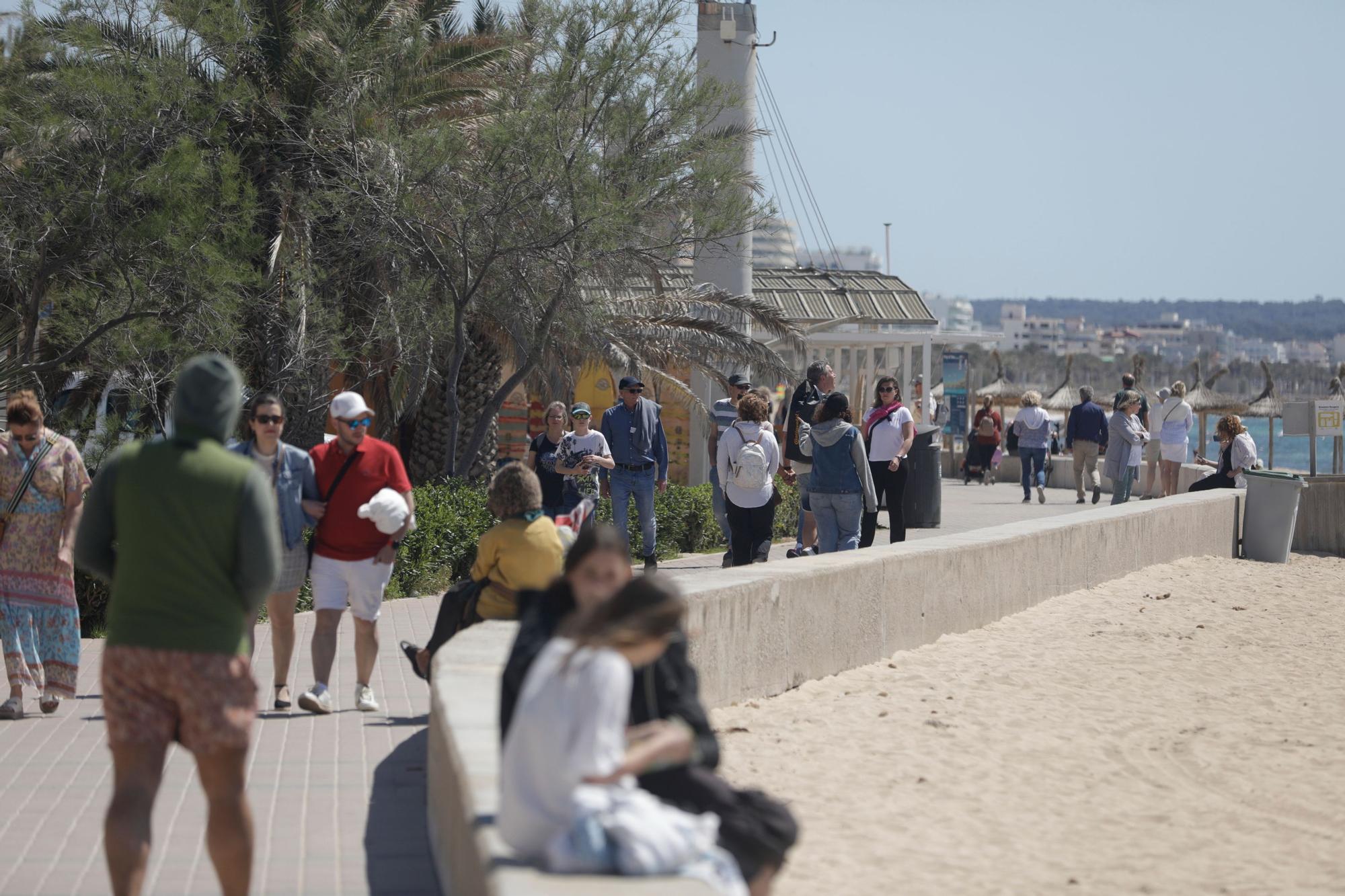 Mallorca empieza a rebosar: los turistas llenan las playas y también el centro de Palma
