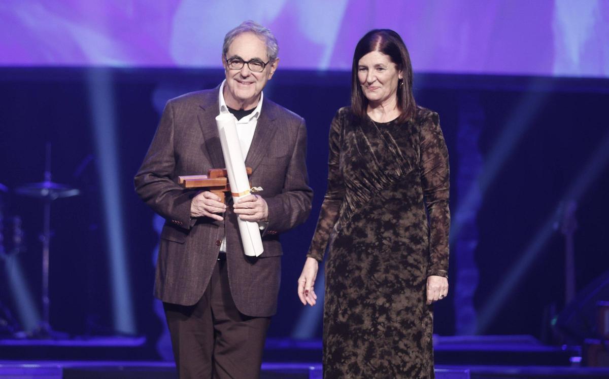 El escritor Gabriel Janer Manila en el momento de recoger el galardón