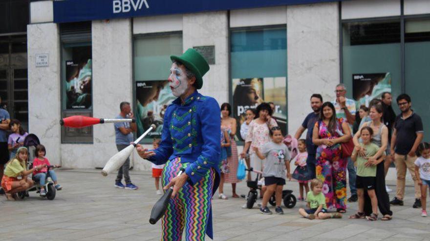 Una actuación callejera de malabares en el pasado Festaclown. | // A.G.