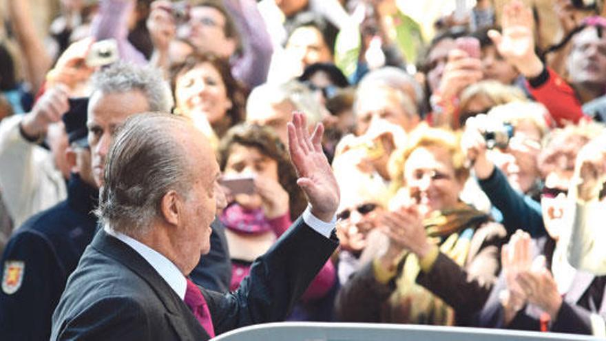 El rey saludando a la multitud en un acto celebrado en Palma.