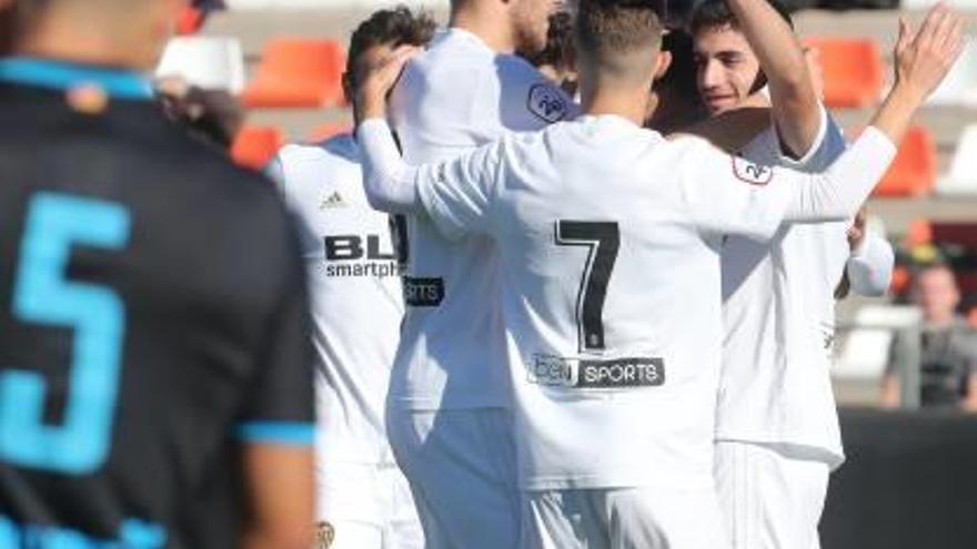 Los jugadores del Mestalla celebran el gol de Merentiel.