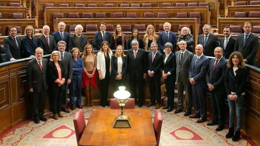 Ana Pastor y Eduardo Ferro, en el centro, con los diputados del foro parlamentario hispano portugués.