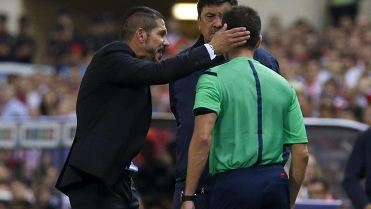 Máximo castigo para Simeone por su agresión al cuarto árbitro en la Supercopa de España