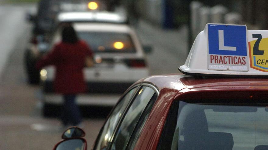 Un coche de autoescuela circula por A Coruña. // Juan Varela