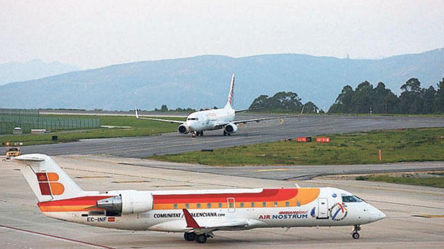 Avión de Air Nostrum en la terminal de Peinador, antes de operar el vuelo entre Vigo y Tenerife. // J. de Arcos