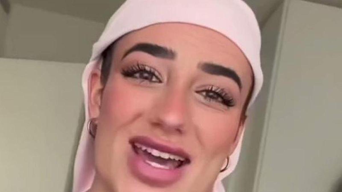 Lola Lolita enfurece a las redes por su vídeo en el mes del cáncer.