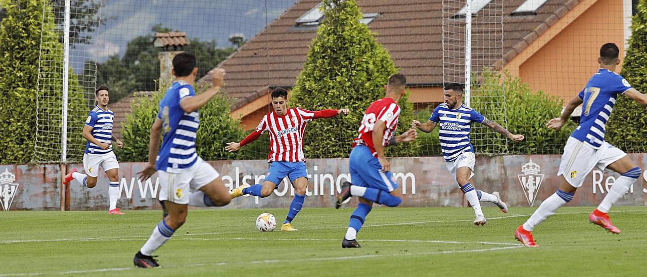 Gaspar, rodeado de contrarios, busca dar un pase a Berto en una acción de la primera parte.  | Ángel González