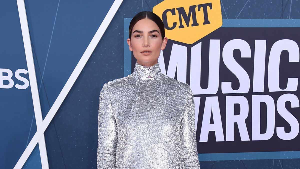 Lily Aldridge en los country music awards 2022