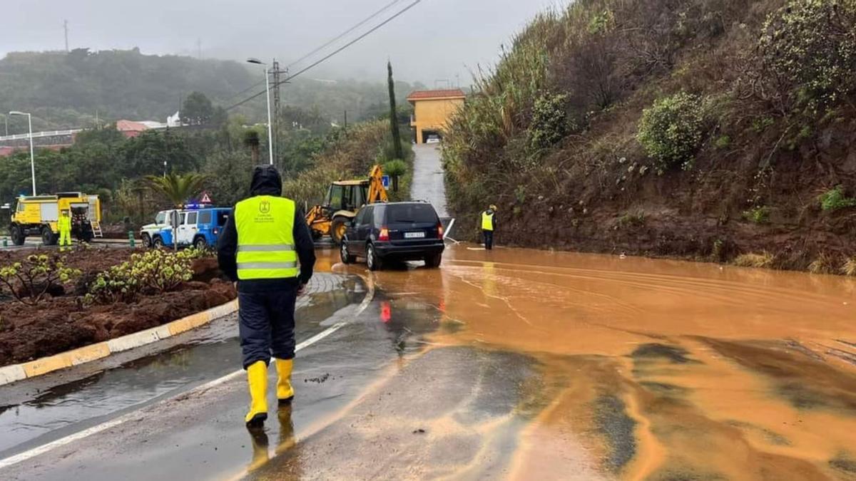 Vía afectada por acumulación de agua en el este de La Palma.