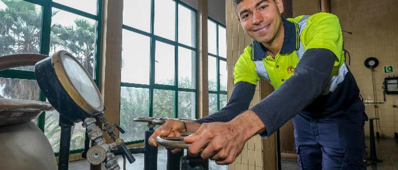 El corredor galdense Alejandro Mayor en la fábrica de Tropical, donde trabaja desde 2016 como operario de envasado.