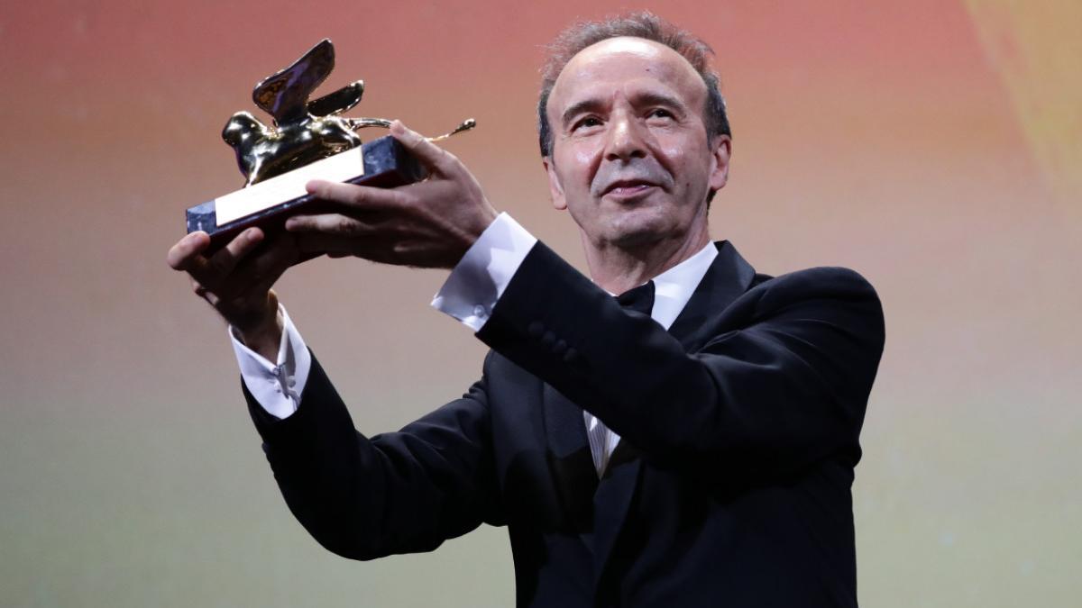 Roberto Benigni recibiendo el León de Oro en el Festival de Cine de Venecia 2021