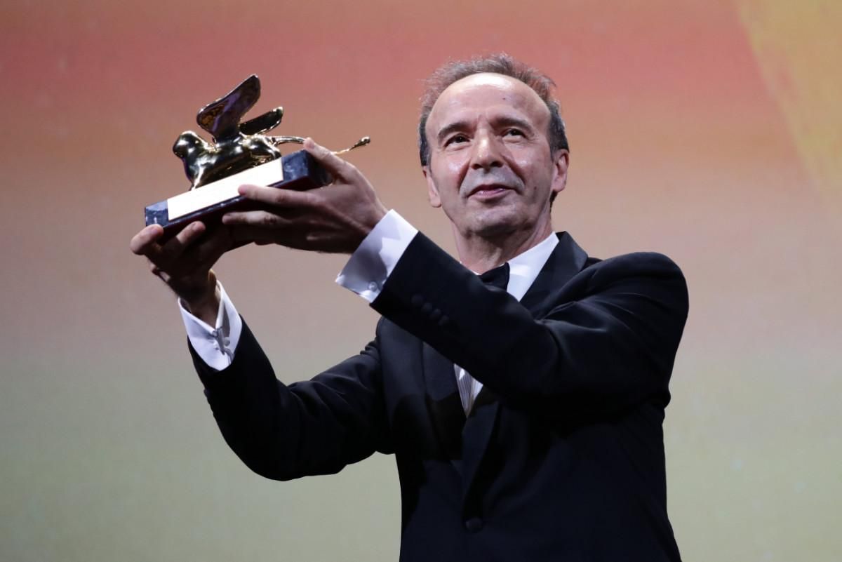 Roberto Benigni recibiendo el León de Oro en el Festival de Cine de Venecia 2021