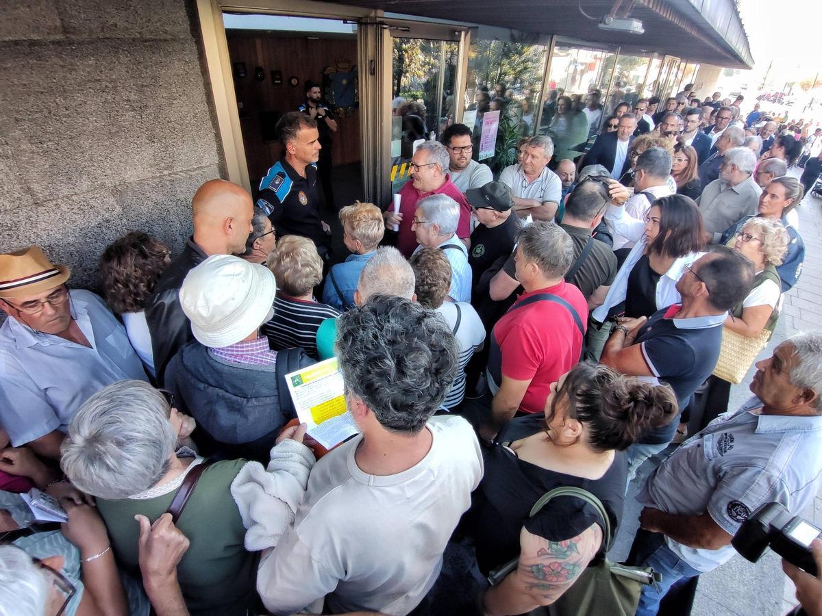 Multidudinaria protesta contra la subida de la basura en Cangas