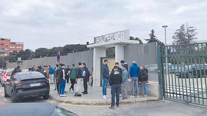 Quejas entre los alumnos del CIFP Politécnico de Cartagena por el cierre del parking