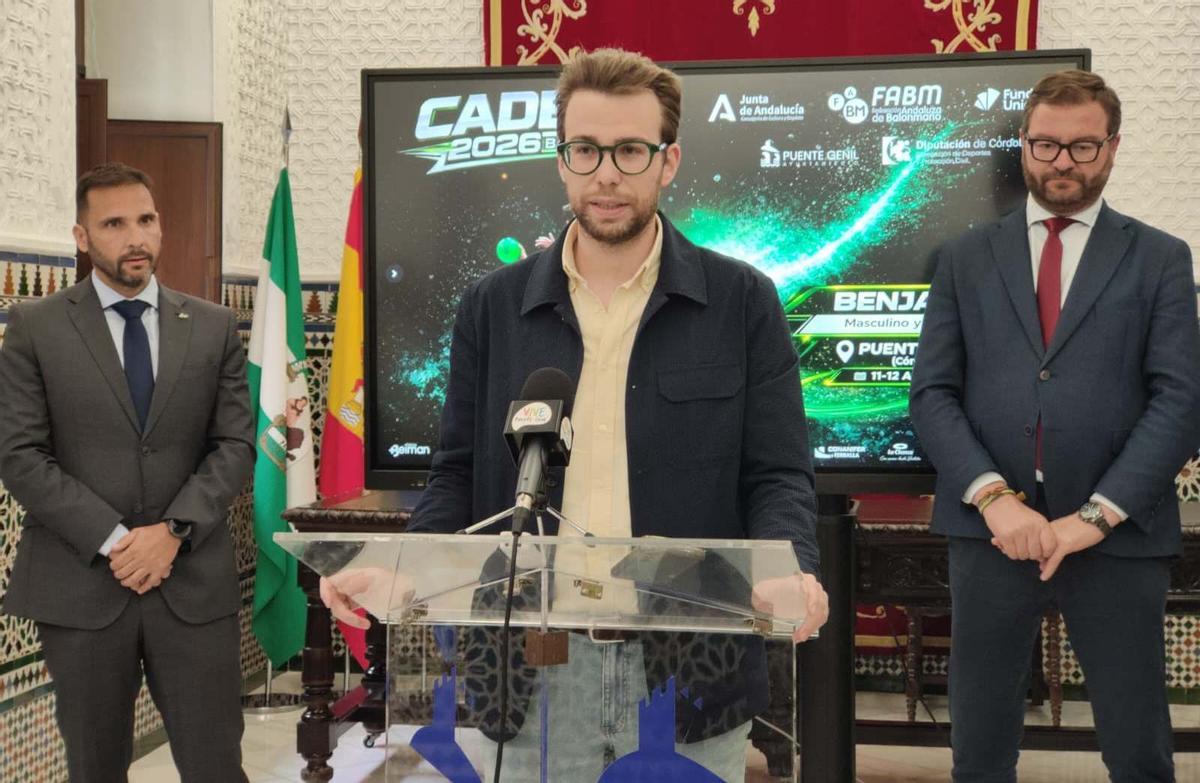 El concejal de Deportes de Puente Genil, Rafael Ruiz, durante la presentación.