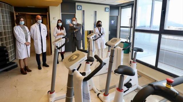 Un momento de la visita a una de las dependencias de Cardiología del Hospital Montecelo, ayer. |   // FDV
