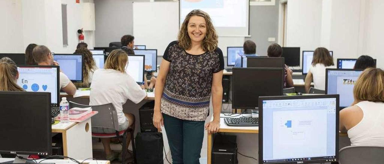 Un aula de la academia Cefiasa, en Ourense,con su responsable Eugenia Cuiñas. // Brais Lorenzo