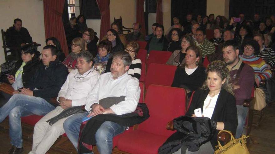 El público que se congregó en el Ayuntamiento escucha la intervención de los ponentes.