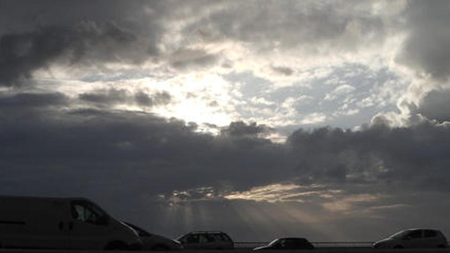 Las nubes no dejan ver el eclipse desde la Avenida Marítima de Las Palmas de Gran Canaria