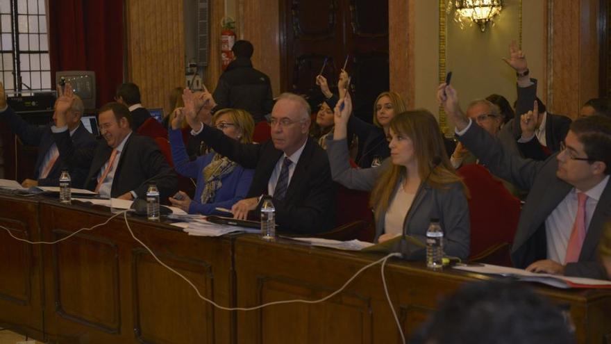 Los concejales del Partido Popular levantan la mano para aprobar uno de los puntos debatidos en el pleno.