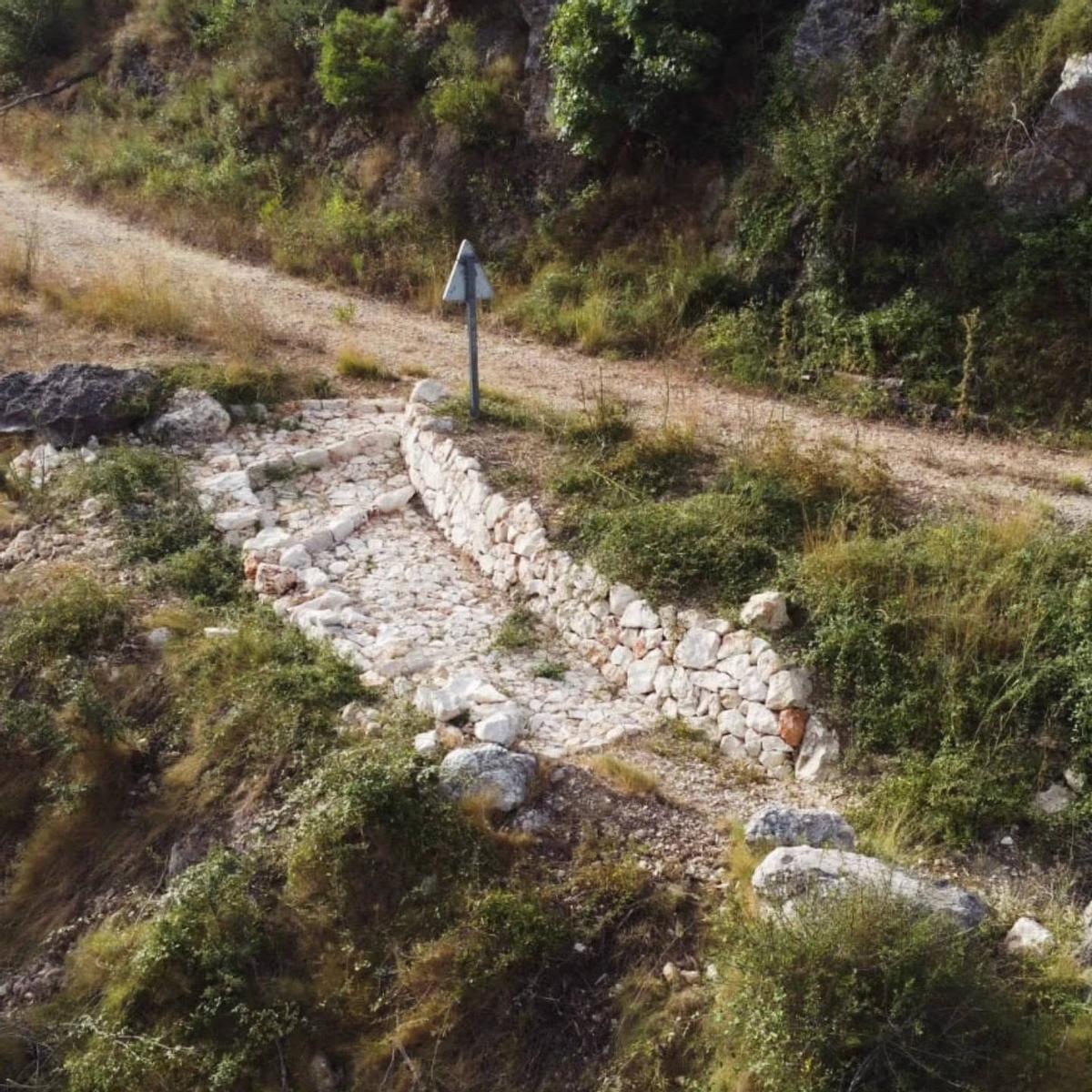 Un camino de "pedra seca" que se está recuperando