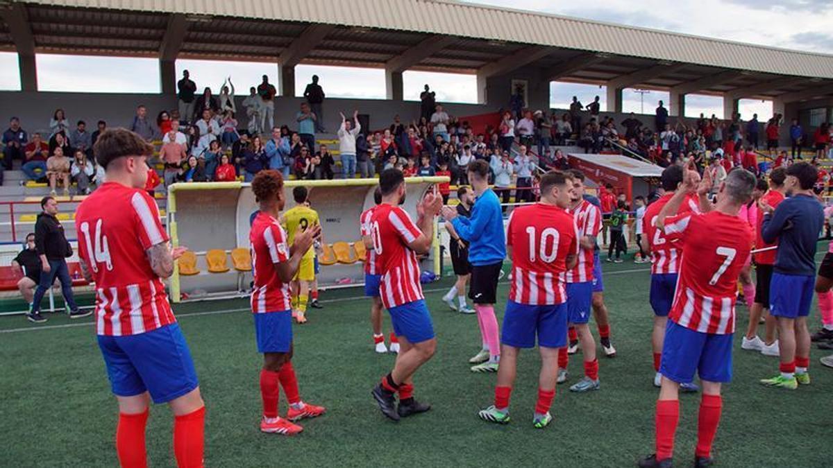 Los jugadores de la UE l'Alcúdia reciben los aplausos de su afición.