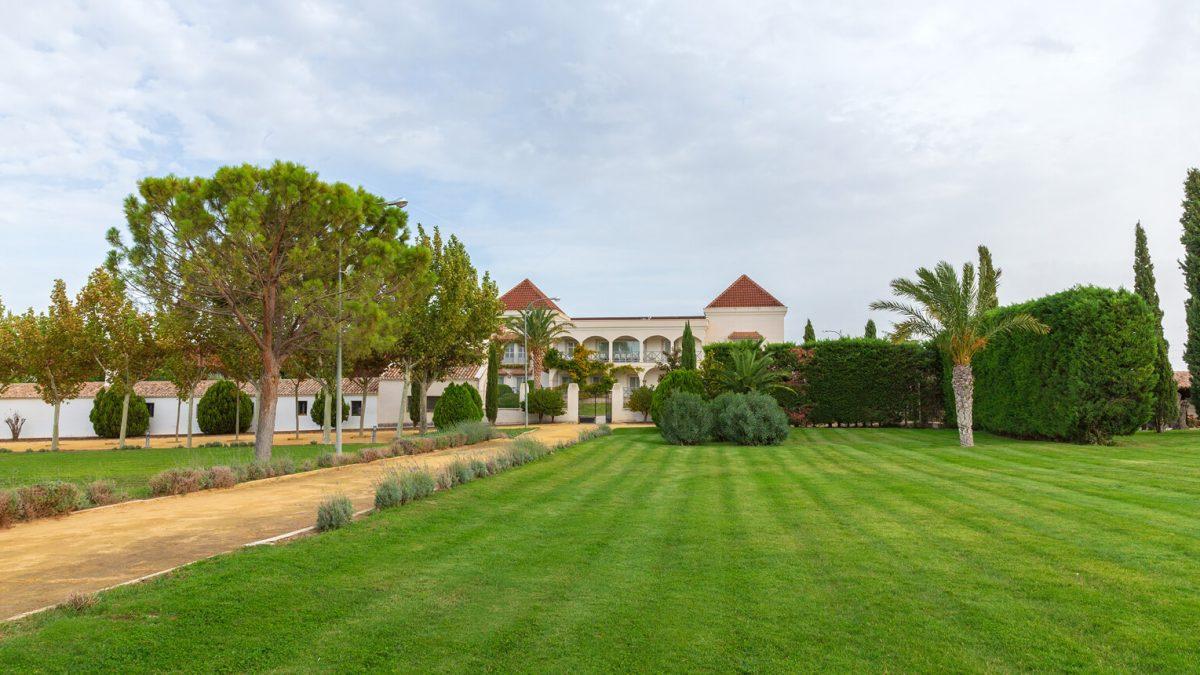 Exterior de la finca de las bodegas Casa del Valle, en el municipio toledano de Yepes.